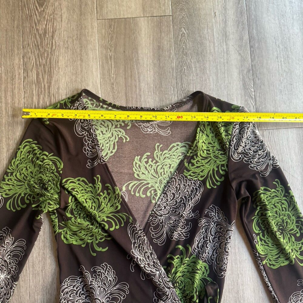 BCBG Maxazria Abstract Print V-Neck Wrap Dress With Tie Waist Sz XS Brown Green - Picture 7 of 12